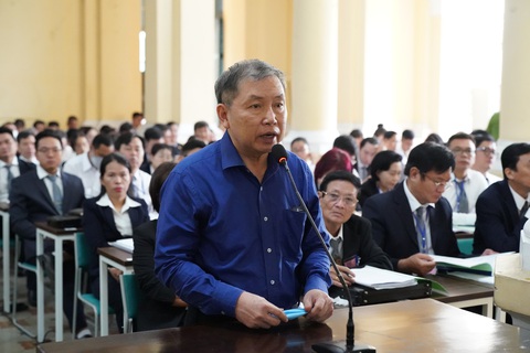 Xét xử Vạn Thịnh Phát: Cựu chủ tịch SCB từng được bà Trương Mỹ Lan thưởng Tết 20 tỉ- Ảnh 1. Bị cáo Bùi Anh Dũng trả lời các câu hỏi của hội đồng xét xử - Ảnh: HOÀNG HÙNG