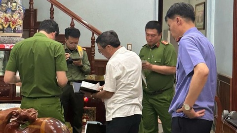 2 cán bộ tại Lâm Đồng bị khởi tố vì dự án từ 16 năm trước- Ảnh 1. Công an khám xét nhà ông Lê Ngọc Sanh - cựu phó chủ tịch UBND huyện Cát Tiên - Ảnh: L.A
