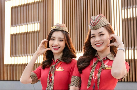Phi hành đoàn Vietjet xuất hiện rạng rỡ tại Melbourne- Ảnh 4. Các tiếp viên hàng không Vietjet tự tin với nụ cười tỏa sáng cùng đồng phục được thiết kế đẹp mắt