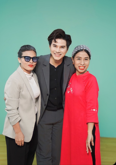 MC Vũ Mạnh Cường và mối 'thâm tình' với 2 nữ biên kịch vàng của phim Việt- Ảnh 1. MC Vũ Mạnh Cường bên cạnh hai người có ảnh hưởng lớn nhất trong sự nghiệp của mình: biên kịch Kim Liên và Ngọc Bích