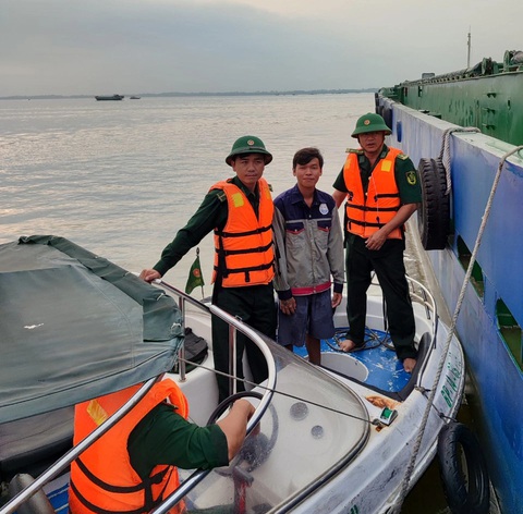 Sà lan chìm sau va chạm với tàu biển ở Nhà Bè- Ảnh 2. Thuyền viên trên sà lan được cứu - Ảnh: Trạm kiểm soát biên phòng An Thới Đông