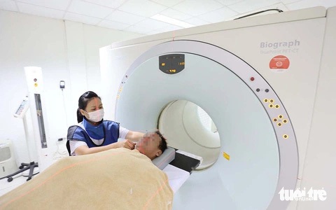 Bệnh viện Chợ Rẫy đã cử người đi học, chuẩn bị đón hệ thống xạ trị hàng nghìn tỉ đồng- Ảnh 1. Bệnh nhân chụp PET/CT tại Trung tâm y học hạt nhân và ung bướu, Bệnh viện Bạch Mai (Hà Nội) - Ảnh: NGUYỄN KHÁNH
