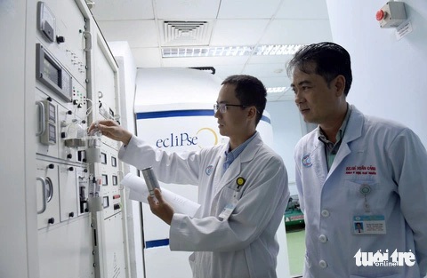 Bệnh viện Chợ Rẫy đã cử người đi học, chuẩn bị đón hệ thống xạ trị hàng nghìn tỉ đồng- Ảnh 3. Theo ông Thức, chỉ cần từ 3 - 6 tháng ra nước ngoài học, các kỹ sư, bác sĩ của Việt Nam có thể làm chủ được kỹ thuật xạ trị proton - Ảnh: DUYÊN PHAN