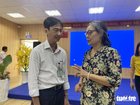 'Bí kíp' vượt qua bệnh ung thư và vẫn vui khỏe ở tuổi 73- Ảnh 1. Ở tuổi 73 và từng mắc bệnh ung thư trực tràng, bà Lê Thị Liên khiến nhiều người ngỡ ngàng vì khỏe mạnh, luôn yêu đời, tràn đầy năng lượng. Trong ảnh: bà Liên gửi lời cảm ơn bác sĩ Nguyễn Triệu Vũ đã trực tiếp điều trị bệnh cho bà - Ảnh: XUÂN MAI