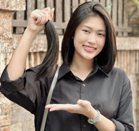 Hoa hậu Thiên Ân hiến tóc cho bệnh nhân ung thư nhân dịp 8-3 - Ảnh: FBNV Hoa hậu Thiên Ân hiến tóc cho bệnh nhân ung thư nhân dịp 8-3 - Ảnh: FBNV