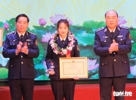 Cảnh sát biển Việt Nam tuyên dương gương mặt trẻ tiêu biểu, triển vọng 2023- Ảnh 1. Trung tướng Bùi Quốc Oai - chính ủy Cảnh sát biển Việt Nam (trái) và thiếu tướng Lê Quang Đạo - tư lệnh Cảnh sát biển Việt Nam - trao bằng khen cho "bông hồng thép" Trịnh Thu Thảo - Ảnh: HÀ THANH