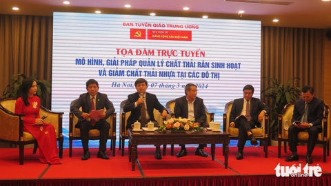 Mỗi ngày cả nước thải 60 ngàn tấn rác, vùng nào nhiều rác nhất?- Ảnh 3. Các vị khách mời trả lời câu hỏi tại tọa đàm - Ảnh: QUANG THẾ