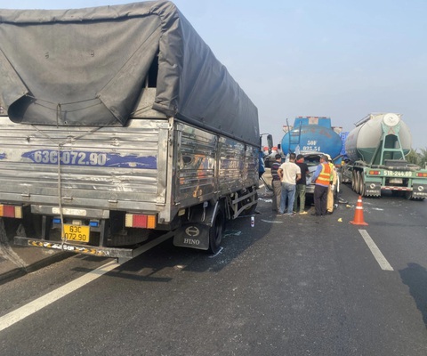 Ba xe tông liên hoàn trên cao tốc TP.HCM - Trung Lương- Ảnh 2. Cảnh sát khám nghiệm hiện trường và điều tra vụ việc - Ảnh: AN LONG