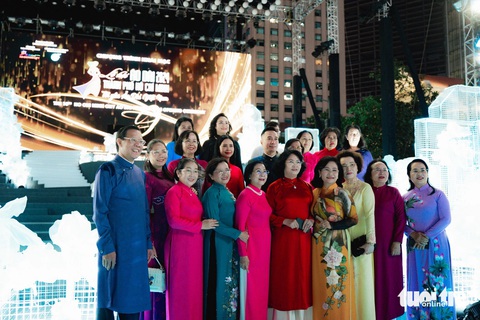 Ông Phan Văn Mãi (bìa trái) - chủ tịch UBND TP.HCM chụp hình cùng các đại biểu tham gia chương trình - Ảnh: THANH HIỆP Ông Phan Văn Mãi (bìa trái) - chủ tịch UBND TP.HCM - chụp hình cùng các đại biểu tham gia chương trình - Ảnh: THANH HIỆP