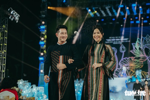 Ca sĩ Nguyễn Phi Hùng, MC Quỳnh Hoa trong thiết kế của nhà thiết kế Việt Hùng - Ảnh: THANH HIỆP Ca sĩ Nguyễn Phi Hùng, MC Quỳnh Hoa trong thiết kế của nhà thiết kế Việt Hùng - Ảnh: THANH HIỆP