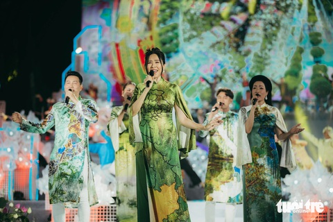 MC Quỳnh Hoa, nghệ sĩ Trịnh Kim Chi, ca sĩ Nguyễn Phi Hùng, hoa hậu Ngọc Châu hát "Một vòng Việt Nam" - Ảnh: THANH HIỆP MC Quỳnh Hoa, nghệ sĩ Trịnh Kim Chi, ca sĩ Nguyễn Phi Hùng, hoa hậu Ngọc Châu hát "Một vòng Việt Nam" - Ảnh: THANH HIỆP