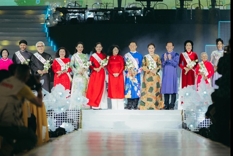 Chủ tịch UBND TP.HCM Phan Văn Mãi trao hoa cảm ơn cho các đại sứ Lễ hội Áo dài 2024 - Ảnh: THANH HIỆP Chủ tịch UBND TP.HCM Phan Văn Mãi trao hoa cảm ơn cho các đại sứ Lễ hội Áo dài 2024 - Ảnh: THANH HIỆP