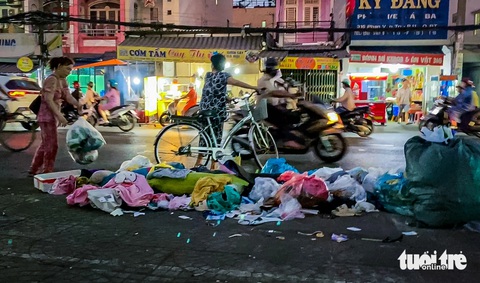 Đoạn đường Phan Văn Trị ở quận Bình Thạnh như bãi rác, nhiều người đến vứt bậy- Ảnh 4. Vào buổi chiều tối, liên tục có người dân đến vứt rác trên đường Phan Văn Trị