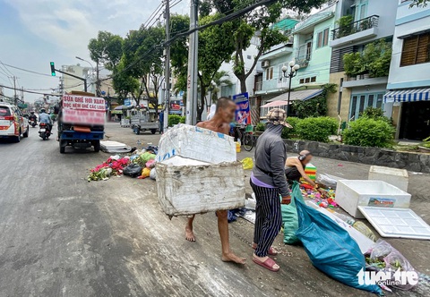 Đoạn đường Phan Văn Trị ở quận Bình Thạnh như bãi rác, nhiều người đến vứt bậy- Ảnh 6. Một số xe lôi, xe rác dân lập đến vứt nệm, ghế, rác cồng kềnh trên đường Phan Văn Trị