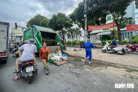 Đoạn đường Phan Văn Trị ở quận Bình Thạnh như bãi rác, nhiều người đến vứt bậy- Ảnh 7. Công ty dịch vụ công ích thường xuyên gom, dọn rác trên đường Phan Văn Trị
