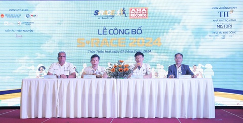 Ông Vijay Kumar Pandey (ngoài cùng bên trái), đại diện ban lãnh đạo Tập đoàn TH tại phần hỏi đáp báo chí ngay sau Lễ công bố S-Race 2024 Ông Vijay Kumar Pandey (ngoài cùng bên trái), đại diện ban lãnh đạo Tập đoàn TH, tại phần hỏi đáp báo chí ngay sau lễ công bố S-Race 2024