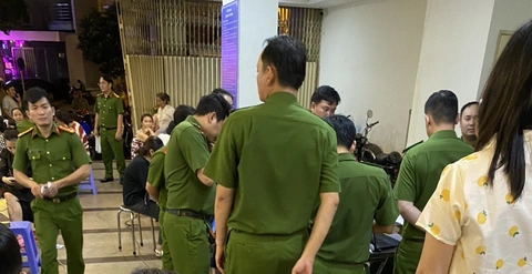 Bắt trưởng ban quản trị chung cư Miếu Nổi- Ảnh 1. Cơ quan điều tra làm việc với cư dân chung cư Miếu Nổi - Ảnh: T.L.