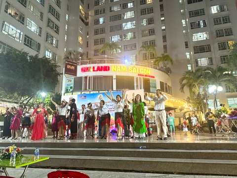 Thành phố dễ thương - Kỳ 6: Chung cư tối lửa tắt đèn có nhau- Ảnh 1. Bà con ở chung cư vui vẻ tham gia văn nghệ - Ảnh PHẠM VŨ