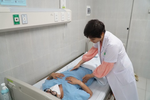 Chi bảo hiểm y tế sàng lọc ung thư ra sao?- Ảnh 1. Chẩn đoán và điều trị sớm một số bệnh giúp tăng khả năng bảo đảm tài chính, tiết kiệm chi phí điều trị - Ảnh: DƯƠNG LIỄU