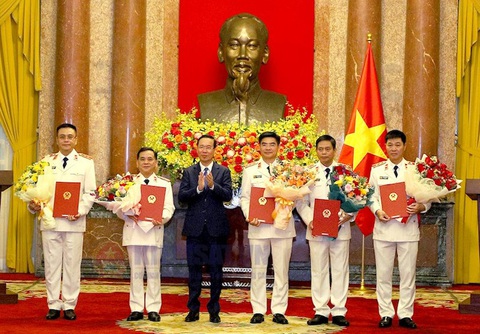 Chủ tịch nước trao quyết định bổ nhiệm 5 kiểm sát viên Viện Kiểm sát nhân dân tối cao- Ảnh 1. Chủ tịch nước Võ Văn Thưởng trao quyết định bổ nhiệm cho 5 cán bộ - Ảnh: T.H.