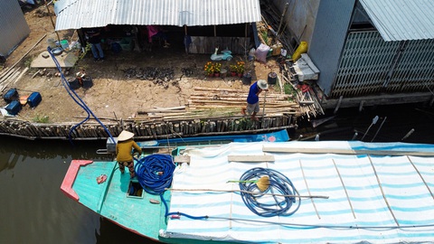 Người dân Cà Mau phải mua nước hơn 40.000 đồng/m3- Ảnh 3. Sống ở vùng sông nước nhưng người dân xã Biển Bạch, huyện Thới Bình không có nước ngọt xài mà phải mua từ các ghe chở nước với giá từ 40.000 đến 50.000 đồng/m3 - Ảnh: THANH HUYỀN