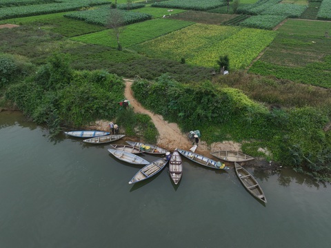 Người dân đu mình cắm sào nối cầu Ghe nhỏ của người dân dùng để qua lại khi không có cầu