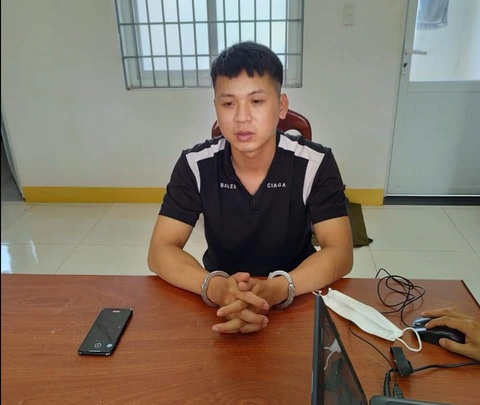 Hiếu bị tạm giữ vì có hành vi giả vờ mua rồi cướp vàng - Ảnh: TÂM AN Hiếu bị tạm giữ vì có hành vi giả vờ mua rồi giật vàng bỏ chạy - Ảnh: TÂM AN