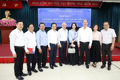Thường trực Thành ủy TP.HCM họp mặt báo chí, xuất bản đầu năm- Ảnh 2. Lãnh đạo Thành ủy TP.HCM chụp ảnh lưu niệm với lãnh đạo, phóng viên, biên tập viên các cơ quan báo chí, xuất bản - Ảnh: T.L