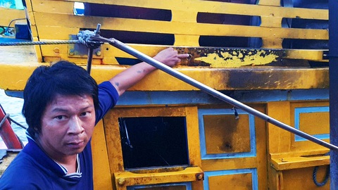 Tranh chấp ngư trường ở Cà Mau: Đã khởi tố 7 vụ án- Ảnh 1. Một tàu cá của ngư dân đang khai thác trên vùng biển Cà Mau thì bị các đối tượng lạ mặt tấn công bằng súng đạn chì và bom xăng gây cháy, hư hỏng - Ảnh: THANH HUYỀN