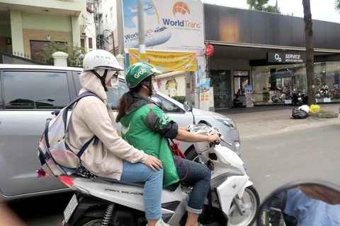 Nữ tài xê xe công nghệ chở khách trên đường Pasteur, quận 3, TP.HCM - Ảnh: T.T.D. Nữ tài xế xe công nghệ chở khách trên đường Pasteur, quận 3, TP.HCM - Ảnh: T.T.D.
