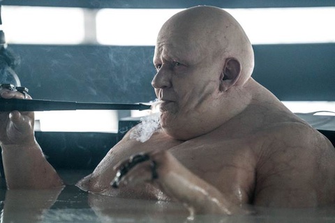 Nam tước Harkonnen do diễn viên gạo cội Stellan Skarsgard thủ vai tiếp tục khiến khán giả ấn tượng nhờ vào vẻ ngoài hung dữ, đáng sợ của mình - Ảnh: WARNER BROS Nam tước Harkonnen - do diễn viên gạo cội Stellan Skarsgard thủ vai - nhìn thì dữ tợn, mưu mô nhưng chết lãng xẹt ở phần cuối Dune 2 - Ảnh: WARNER BROS