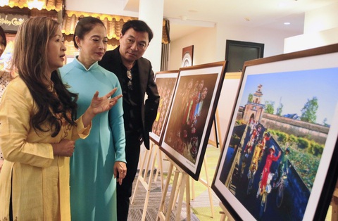 Du khách tham quan triển lãm ảnh Di sản quanh ta - Ảnh: HỒ LAM Du khách tham quan triển lãm ảnh Di sản quanh ta - Ảnh: HỒ LAM