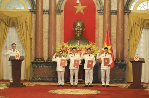 Chủ tịch nước trao quyết định bổ nhiệm 5 kiểm sát viên Viện Kiểm sát nhân dân tối cao- Ảnh 3. Các kiểm sát viên tuyên thệ tại buổi trao quyết định - Ảnh: T.H.
