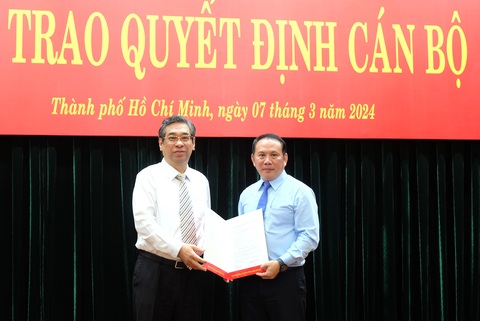 Phó giám đốc Sở Nội vụ Lâm Hùng Tấn làm phó bí thư thường trực quận 10- Ảnh 1. Phó bí thư Thành ủy TP.HCM Nguyễn Phước Lộc trao quyết định cho ông Lâm Hùng Tấn - Ảnh: TIẾN LONG