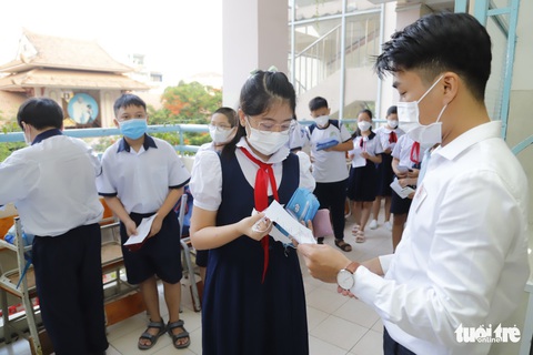 Tranh luận nảy lửa về bỏ hay tiếp tục thi tuyển lớp 6 trường chuyên- Ảnh 1. Thí sinh tham gia kỳ thi khảo sát lớp 6 vào Trường THPT chuyên Trần Đại Nghĩa tại điểm thi Trường THPT Lương Thế Vinh, Q.1 sáng 25-6-2022 - Ảnh: NHƯ HÙNG