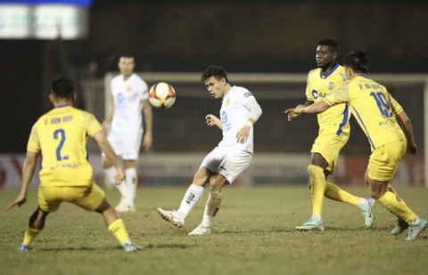 Sân xấu vẫn là vấn đề của V-League- Ảnh 1. Mặt sân Vinh xấu đã làm ảnh hưởng đến lối chơi của CLB Nam Định - Ảnh: Nam Định FC