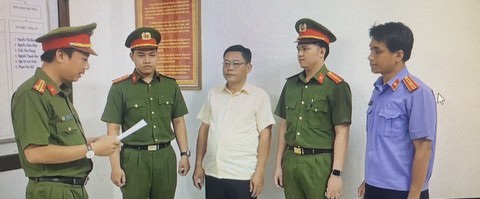Cựu trưởng ban quản trị chung cư Miếu Nổi nâng khống giá lắp thang máy- Ảnh 1. Cơ quan điều tra tống đạt các quyết định, lệnh bắt ông Phạm Phương - Ảnh: CACC