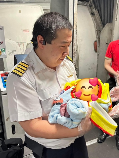 Em bé chào đời ngay trên bầu trời trong chuyến bay Vietjet- Ảnh 1. Cơ trưởng Vietjet bồng bé "Sky"
