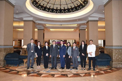 Khách sạn Sheraton Hà Nội kỷ niệm 20 năm- Ảnh 2. Ông Thongloun Sisoulith - chủ tịch nước Lào (thứ 4 từ trái) - chụp ảnh lưu niệm với đội ngũ quản lý của khách sạn tại sảnh khách sạn Sheraton Hà Nội năm 2022