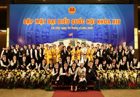 Khách sạn Sheraton Hà Nội kỷ niệm 20 năm- Ảnh 3. Đội ngũ tiệc của khách sạn Sheraton chụp ảnh lưu niệm trước giờ phục vụ tại buổi gặp mặt đại biểu Quốc hội khóa XIV tại Tòa nhà Quốc hội năm 2021