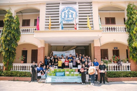 Khách sạn Sheraton Hà Nội kỷ niệm 20 năm- Ảnh 4. Đội ngũ nhân viên của Sheraton ghé thăm Trại trẻ mồ côi Hoa Phượng ở thành phố Hải Phòng vào năm 2023