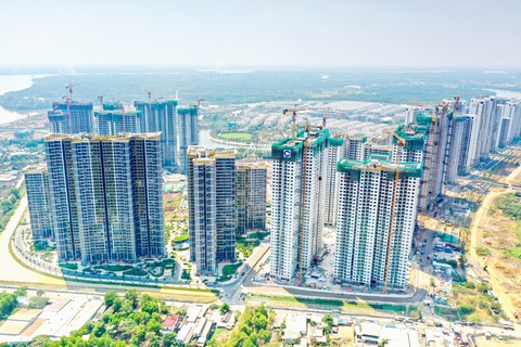 Khơi thông dòng vốn: Ngân hàng muốn, người vay còn ngại- Ảnh 1. Ngân hàng cho rằng luôn coi bất động sản là lĩnh vực quan trọng trong hoạt động cho vay của họ. Trong ảnh: dự án chung cư đang được xây dựng ở TP Thủ Đức (TP.HCM) - Ảnh: QUANG ĐỊNH