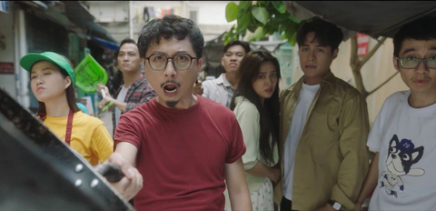 'Quý cô thừa kế 2' ngập drama và những cú 'twist' bật ngửa- Ảnh 5. Kim và bạn trai được cư dân xóm nghèo bảo vệ trước đám bạn xấu. Những màn tung hứng duyên, vừa phải của cặp đôi bán phá lấu do Hứa Minh Đạt và Lâm Vỹ Dạ đảm nhận là điểm nhấn đáng yêu của phim.