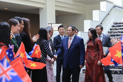 Thủ tướng đề nghị Úc công nhận cộng đồng người Việt là dân tộc thiểu số- Ảnh 1. Thủ tướng Phạm Minh Chính cùng phu nhân bắt tay cán bộ, nhân viên ngoại giao và đại diện cộng đồng người Việt ở Úc ngày 7-3 - Ảnh: NHẬT BẮC