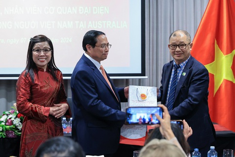 Thủ tướng đề nghị Úc công nhận cộng đồng người Việt là dân tộc thiểu số- Ảnh 3. Thủ tướng Phạm Minh Chính và phu nhân tặng quà kỷ niệm cho ông Trần Bá Phúc - Ảnh: NHẬT BẮC