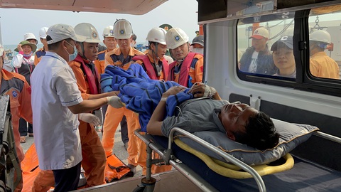 Đưa thuyền viên mất tích trên biển Hoàng Sa suốt 28 giờ vào bờ- Ảnh 3. Ngư dân Hoàng Minh Nhơn, thuyền viên tàu QNa 94916 bị lật thuyền thúng và mất tích trên biển Hoàng Sa suốt 28 tiếng đã được đưa vào bờ - Ảnh: TRUNG ĐỨC