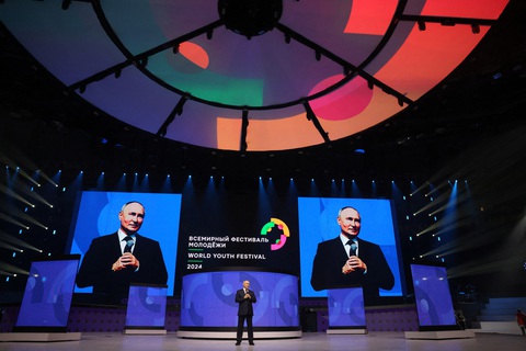 Ông Putin nói 'con người chiến đấu chống lại nhau luôn là thảm kịch'- Ảnh 1. Tổng thống Nga Vladimir Putin phát biểu tại Liên hoan Thanh niên thế giới diễn ra ở lãnh thổ liên bang Sirius gần thành phố Sochi, Nga hôm 6-3 - Ảnh: REUTERS