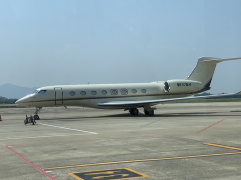 Máy bay chở tỉ phú Bill Gates vừa rời khỏi Đà Nẵng- Ảnh 2. Máy bay Gulfstream G650ER mang số hiệu N887WM ở sân bay Đà Nẵng trong những ngày tỉ phú Bill Gates dừng chân - Ảnh: TIẾN MINH