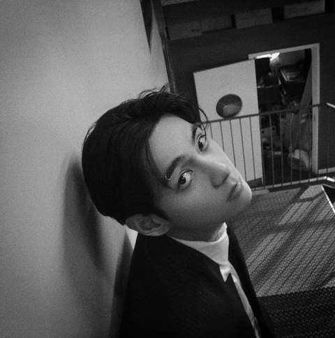 Phát sốt với loạt ảnh V (BTS) 'cực suy' quảng bá cho single mới- Ảnh 2. Dân mạng phát sốt với hình ảnh V xỏ khuyên mày, tạo dáng cực suy trong loạt ảnh vừa đăng tải