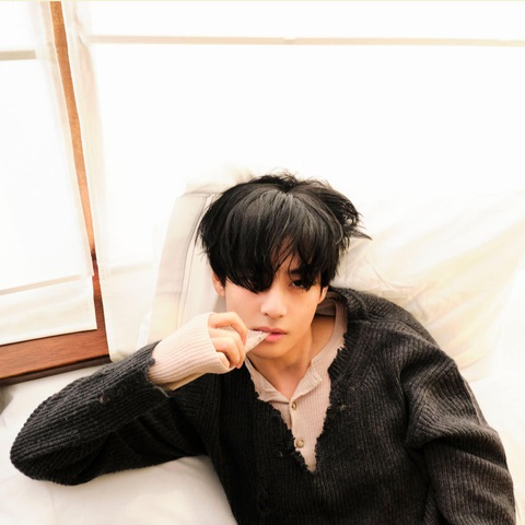 Phát sốt với loạt ảnh V (BTS) 'cực suy' quảng bá cho single mới- Ảnh 1. V (BTS) gây bão mạng xã hội với biểu cảm đầy tâm trạng